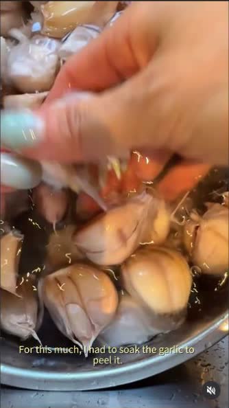 A frame from Yena's garlic chili oil recipe filmed in Bali