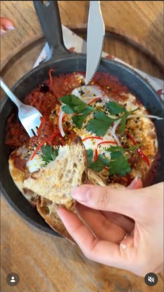 A frame from Yena's visit to nüde café in Bali